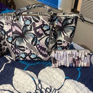 Guess purse with matching wallet! Both of these purses and wallet is a Guess.